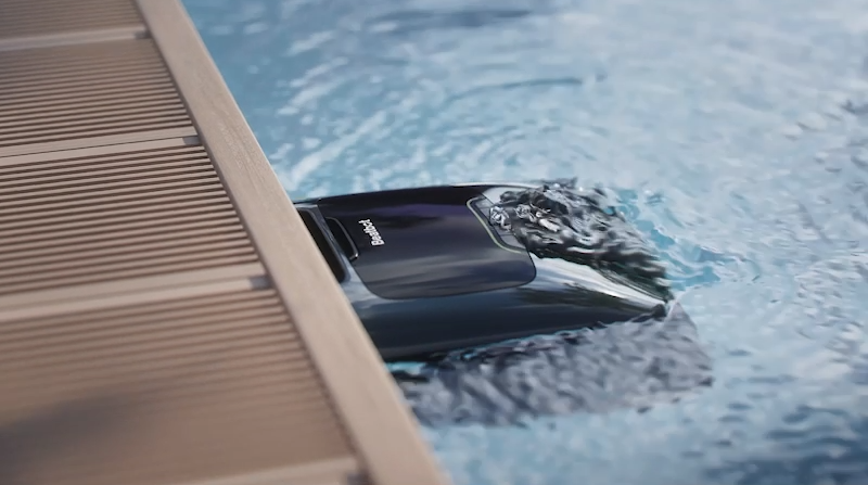 Робот-пылесос AquaSense 2 Pro паркуется на поверхности бассейна
