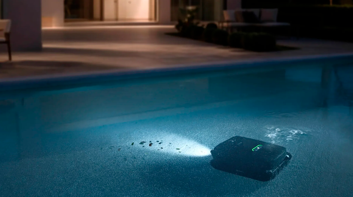 Ночная уборка бассейна роботом-пылесосом Beatbot AquaSense X с LED-подсветкой